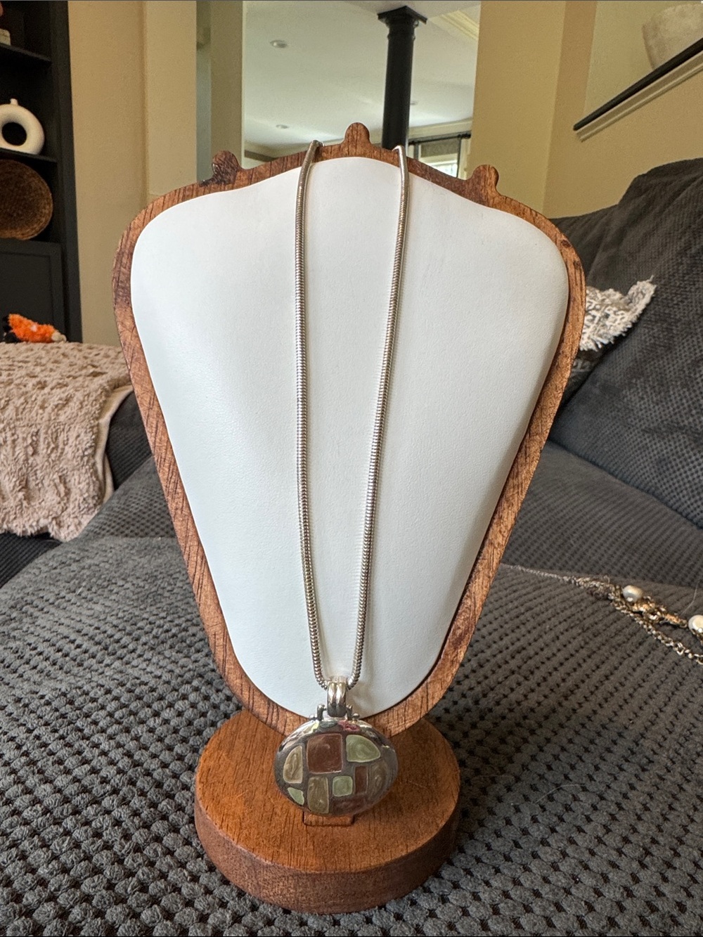 Vintage Kenneth Cole Silver-tone Round Pendant Necklace with Earth Tone Inlay - Picture 6 of 7